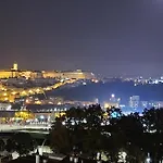 Coimbra's Black & White